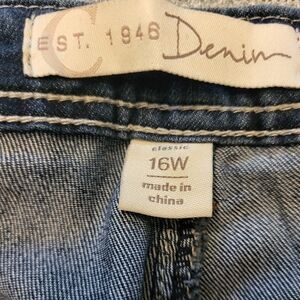 Size 16W denim capri jeans. No distressing, frayed bottom